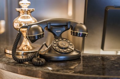 Eleganz bis ins Detail im Hotel Mohren Stilvolle Grandhotel-Details im Hotel Mohren Oberstdorf: Das elegante Retro-Telefon an der Rezeption erinnert an die Tradition und Geschichte des Hauses. Hier verbindet sich klassisches Ambiente mit moderner Gastfreundschaft – für einen Urlaub im Allgäu mit besonderem Flair.