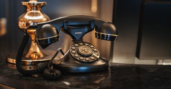 Stilvolle Grandhotel-Details im Hotel Mohren Oberstdorf: Das elegante Retro-Telefon an der Rezeption erinnert an die Tradition und Geschichte des Hauses. Hier verbindet sich klassisches Ambiente mit moderner Gastfreundschaft – für einen Urlaub im Allgäu mit besonderem Flair.