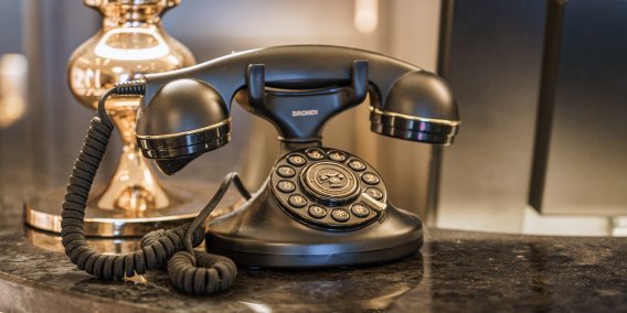 Eleganz bis ins Detail im Hotel Mohren Stilvolle Grandhotel-Details im Hotel Mohren Oberstdorf: Das elegante Retro-Telefon an der Rezeption erinnert an die Tradition und Geschichte des Hauses. Hier verbindet sich klassisches Ambiente mit moderner Gastfreundschaft – für einen Urlaub im Allgäu mit besonderem Flair.