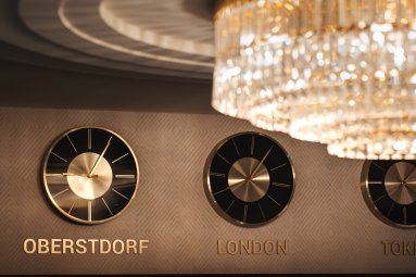 Im Hotel Mohren in Oberstdorf verliert die Zeit ihre Bedeutung: Statt Minuten und Stunden zu zählen, genießen Gäste jeden Augenblick voller Ruhe und Genuss. So wird der Urlaub im Allgäu zu einer Auszeit, in der Erinnerungen wichtiger sind als die Uhr.