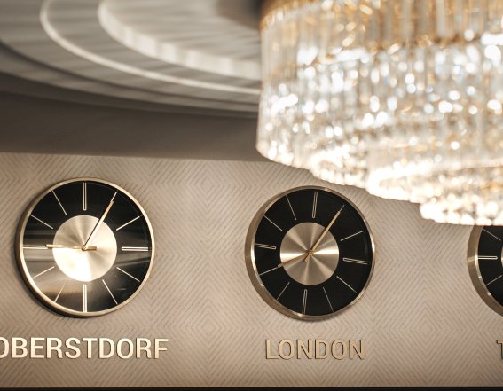 Im Hotel Mohren in Oberstdorf verliert die Zeit ihre Bedeutung: Statt Minuten und Stunden zu zählen, genießen Gäste jeden Augenblick voller Ruhe und Genuss. So wird der Urlaub im Allgäu zu einer Auszeit, in der Erinnerungen wichtiger sind als die Uhr.