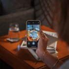Besondere Urlaubsmomente im Hotel in Oberstdorf festhalten: Mit dem Smartphone werden Eindrücke, Broschüren und kleine Details zu Erinnerungen, die bleiben. So wird Ihr Aufenthalt im Allgäu zu einer Auszeit voller Genuss und bleibender Eindrücke.