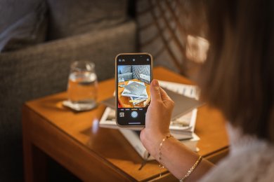 Besondere Urlaubsmomente im Hotel in Oberstdorf festhalten: Mit dem Smartphone werden Eindrücke, Broschüren und kleine Details zu Erinnerungen, die bleiben. So wird Ihr Aufenthalt im Allgäu zu einer Auszeit voller Genuss und bleibender Eindrücke.