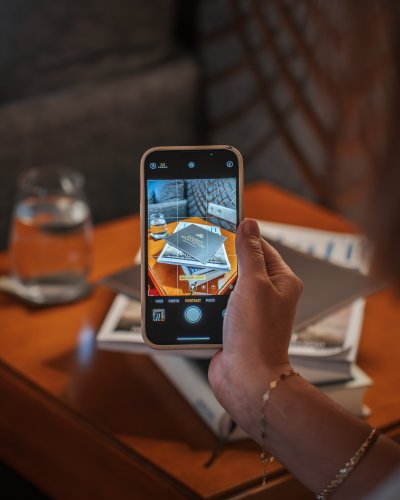 Besondere Urlaubsmomente im Hotel in Oberstdorf festhalten: Mit dem Smartphone werden Eindrücke, Broschüren und kleine Details zu Erinnerungen, die bleiben. So wird Ihr Aufenthalt im Allgäu zu einer Auszeit voller Genuss und bleibender Eindrücke.