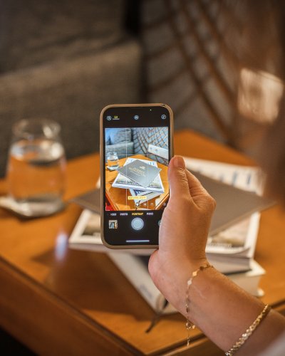 Besondere Urlaubsmomente im Hotel Mohren im Allgäu genießen Besondere Urlaubsmomente im Hotel in Oberstdorf festhalten: Mit dem Smartphone werden Eindrücke, Broschüren und kleine Details zu Erinnerungen, die bleiben. So wird Ihr Aufenthalt im Allgäu zu einer Auszeit voller Genuss und bleibender Eindrücke.