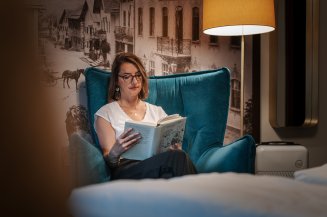 Wohlfühlatmosphäre im Hotel Mohren in Oberstdorf: In einem gemütlichen Sessel genießen Gäste entspannte Lesestunden und erholen sich vom Alltag. Ideal für eine Auszeit im Allgäu mit Ruhe, Komfort und Stil.
