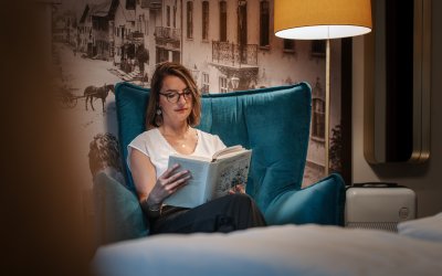 Wohlfühlatmosphäre im Hotel Mohren in Oberstdorf: In einem gemütlichen Sessel genießen Gäste entspannte Lesestunden und erholen sich vom Alltag. Ideal für eine Auszeit im Allgäu mit Ruhe, Komfort und Stil.