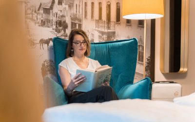 Entspannung im Sessel – Urlaub im Hotel Mohren in Oberstdorf Wohlfühlatmosphäre im Hotel Mohren in Oberstdorf: In einem gemütlichen Sessel genießen Gäste entspannte Lesestunden und erholen sich vom Alltag. Ideal für eine Auszeit im Allgäu mit Ruhe, Komfort und Stil.