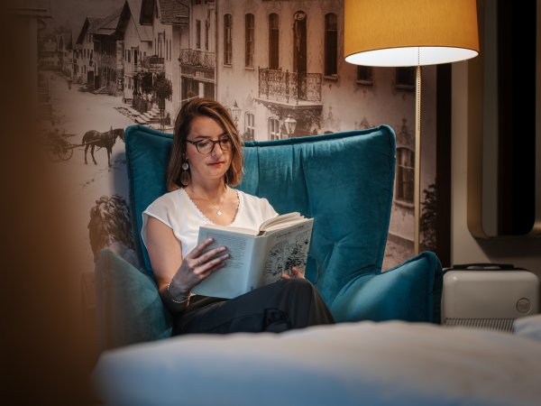 Wohlfühlatmosphäre im Hotel Mohren in Oberstdorf: In einem gemütlichen Sessel genießen Gäste entspannte Lesestunden und erholen sich vom Alltag. Ideal für eine Auszeit im Allgäu mit Ruhe, Komfort und Stil.