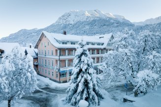Außenansicht des Hotel Mohren im Winter In nur wenigen Minuten zu Fuß vom Hotel Mohren im schönsten Schneeparadies in Oberstdorf. Erleben Sie den Winter zum Skifahren oder Winter wandern bei schönstem Wetter und besten Schnee Verhältnissen.