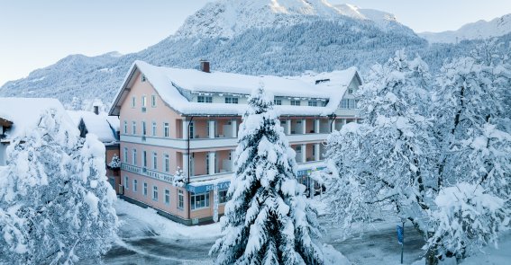 In nur wenigen Minuten zu Fuß vom Hotel Mohren im schönsten Schneeparadies in Oberstdorf. Erleben Sie den Winter zum Skifahren oder Winter wandern bei schönstem Wetter und besten Schnee Verhältnissen.