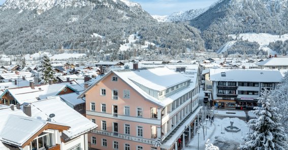 In nur wenigen Minuten zu Fuß vom Hotel Mohren im schönsten Schneeparadies in Oberstdorf. Erleben Sie den Winter zum Skifahren oder Winter wandern bei schönstem Wetter und besten Schnee Verhältnissen.