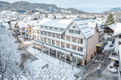 Hotel Mohren am Marktplatz im Winter In nur wenigen Minuten zu Fuß vom Hotel Mohren im schönsten Schneeparadies in Oberstdorf. Erleben Sie den Winter zum Skifahren oder Winter wandern bei schönstem Wetter und besten Schnee Verhältnissen.