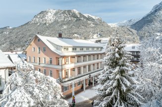 Hotel Mohren im Winter In nur wenigen Minuten zu Fuß vom Hotel Mohren im schönsten Schneeparadies in Oberstdorf. Erleben Sie den Winter zum Skifahren oder Winter wandern bei schönstem Wetter und besten Schnee Verhältnissen.