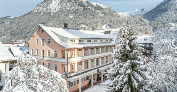 In nur wenigen Minuten zu Fuß vom Hotel Mohren im schönsten Schneeparadies in Oberstdorf. Erleben Sie den Winter zum Skifahren oder Winter wandern bei schönstem Wetter und besten Schnee Verhältnissen.