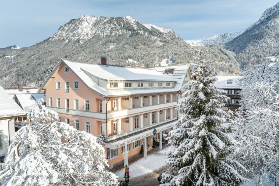 In nur wenigen Minuten zu Fuß vom Hotel Mohren im schönsten Schneeparadies in Oberstdorf. Erleben Sie den Winter zum Skifahren oder Winter wandern bei schönstem Wetter und besten Schnee Verhältnissen.