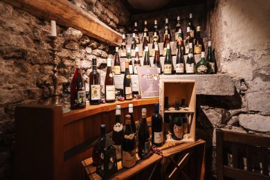 Eine sorgfältig zusammengestellte Auswahl an Weinen begleitet die Genuss-Reise im Hotel Mohren Oberstdorf. Der stilvolle Weinkeller im Hotel Mohren bietet eine erlesene Auswahl an Rotwein, Weißwein und Schaumwein. Als Hotel mit Weinkeller Oberstdorf steht das Haus für Weingenuss, Qualität und Genusskultur – ideal für Gäste, die ein Genusshotel in Oberstdorf suchen.