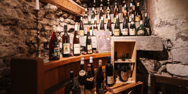 Eine sorgfältig zusammengestellte Auswahl an Weinen begleitet die Genuss-Reise im Hotel Mohren Oberstdorf. Der stilvolle Weinkeller im Hotel Mohren bietet eine erlesene Auswahl an Rotwein, Weißwein und Schaumwein. Als Hotel mit Weinkeller Oberstdorf steht das Haus für Weingenuss, Qualität und Genusskultur – ideal für Gäste, die ein Genusshotel in Oberstdorf suchen.