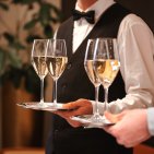 Genuss, Gemeinschaft & edle Tropfen im Hotel Mohren Oberstdorf Zum kulinarischen Event im Hotel Mohren Oberstdorf gehören auch sorgfältig ausgewählte Getränke. Bei der Genuss-Reise erleben die Gäste ein besonderes Event in Oberstdorf, das durch aufmerksamen Service und entspannte Genussmomente abgerundet wird.