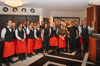 Das Team des Hotel Mohren Oberstdorf sorgt mit Erfahrung und Leidenschaft für den gelungenen Ablauf des besonderen kulinarischen Events in Oberstdorf. Persönlicher Service, gute Organisation und echte Gastfreundschaft machen die Genussmomente für die Gäste spürbar.