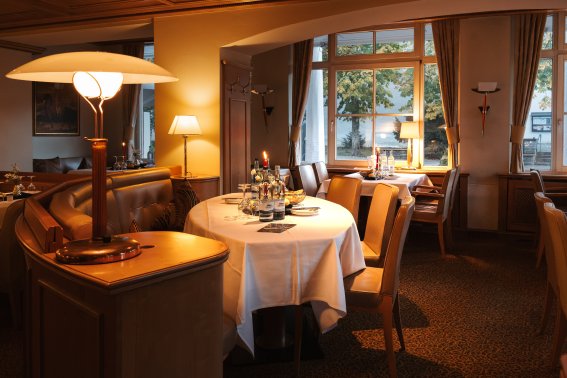 Im Restaurant des Hotel Mohren erleben Gäste ein besonderes kulinarisches Event in Oberstdorf. In stilvollem, ruhigem Ambiente und an liebevoll gedeckten Tischen entfaltet sich ein exklusives Restauranterlebnis, das für Genussmomente, hochwertige Küche und entspannte Stunden im Hotelrestaurant steht.
