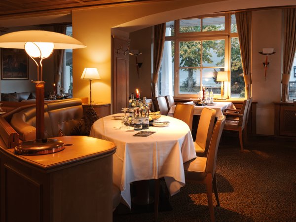 Im Restaurant des Hotel Mohren erleben Gäste ein besonderes kulinarisches Event in Oberstdorf. In stilvollem, ruhigem Ambiente und an liebevoll gedeckten Tischen entfaltet sich ein exklusives Restauranterlebnis, das für Genussmomente, hochwertige Küche und entspannte Stunden im Hotelrestaurant steht.