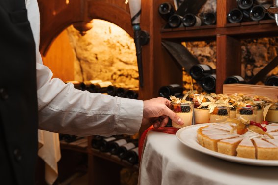 Kulinarik im Hotel Mohren in Oberstdorf Feine Vorspeisen und kleine Köstlichkeiten gehören zur Genuss-Reise im Hotel Mohren Oberstdorf. Im stimmungsvollen Weinkeller entsteht ein besonderes kulinarisches Event in Oberstdorf, bei dem hochwertige Produkte und entspannte Genussmomente im Mittelpunkt stehen.