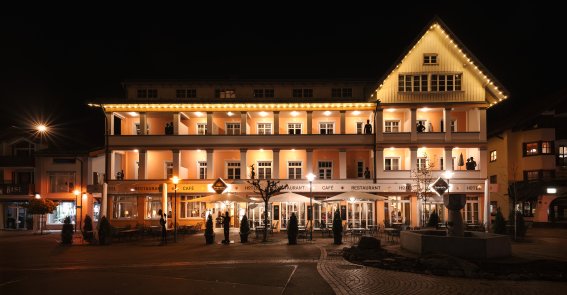 Hotel Mohren in Oberstdorf am Abend Das Hotel Mohren liegt zentral im Ortskern von Oberstdorf und prägt mit seiner markanten Fassade das Ortsbild. Die Außenansicht des traditionsreichen Hotels vermittelt bereits beim Ankommen eine einladende Atmosphäre und unterstreicht die besondere Lage im Herzen von Oberstdorf.