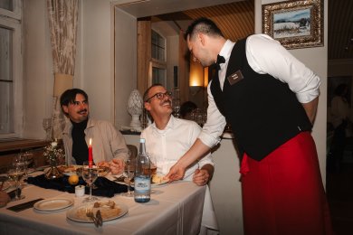 Genuss & Service im Hotel Mohren in Oberstdorf Persönlicher Service und eine angenehme Atmosphäre prägen das kulinarische Event im Hotel Mohren Oberstdorf. Die Gäste genießen den Abend in ruhigem Rahmen und erleben genussvolle Momente während der Genuss-Reise.