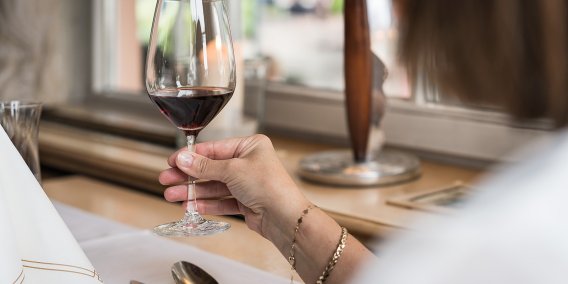 Edle Tropfen Wein bei uns im Hotel Mohren in Oberstdorf Genießen Sie unsere großen Auswahl an qualitativ hochwertigen, offenen und regionalen Weinen oder tasten Sie sich an feinste Tropfen aus der ganzen Welt bei uns in Oberstdorf.