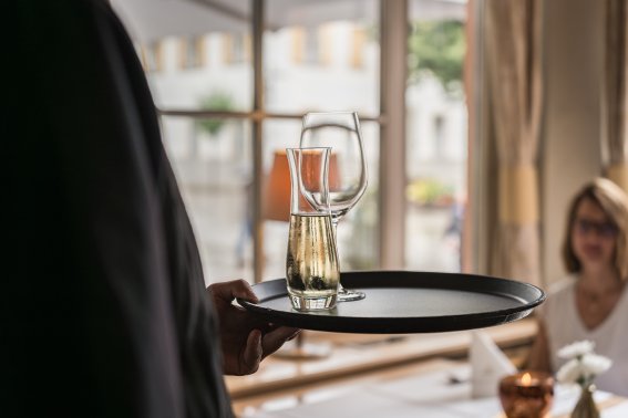 Im Restaurant Mohren lieben wir es unsere Gäste mit besten Weinen und Speisen zu verwöhnen - gerne beraten wir Sie bei der Auswahl von passendem Wein zu Ihrem Gericht.