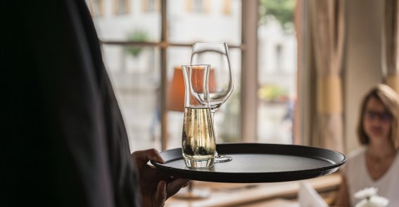 Im Restaurant Mohren lieben wir es unsere Gäste mit besten Weinen und Speisen zu verwöhnen - gerne beraten wir Sie bei der Auswahl von passendem Wein zu Ihrem Gericht.