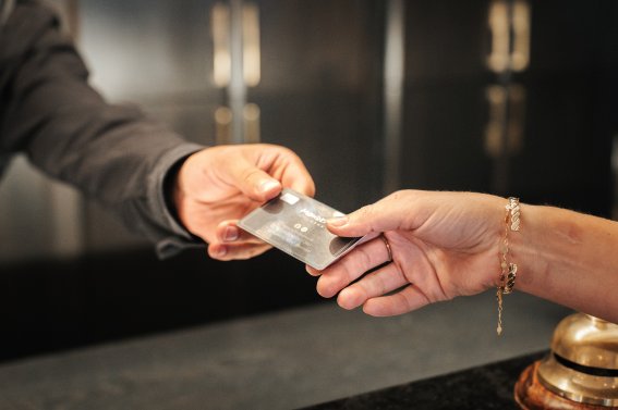 Herzlich willkommen im Hotel in Oberstdorf: Schneller und unkomplizierter Check-in an der Rezeption. Genießen Sie entspannten Service und starten Sie sorglos in Ihren Urlaub im Allgäu.