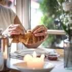 Beginnen Sie den Tag entspannt mit leckeren Köstlichkeiten und freuen Sie sich auf Ihren neuen Urlaubstag in Oberstdorf! Wir verwöhnen Sie gerne mit besonderen Highlights zum Frühstück und warmen Kaffee Spezialitäten.