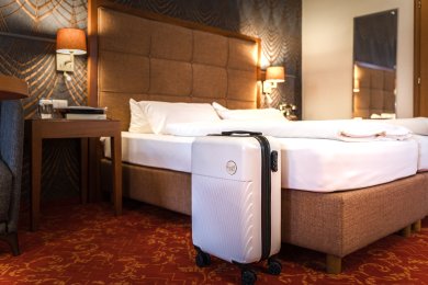 Ankommen und den Alltag vergessen - Urlaubsmomente voller Ruhe im Hotel Mohren in Oberstdorf Erholsame Momente im Hotel Mohren in Oberstdorf: Hier genießen die Gäste entspannte Stunden im stilvoll eingerichteten Zimmer. Perfekt für eine Auszeit im Allgäu mit Komfort, Ruhe und Wohlfühlatmosphäre.