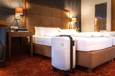 Erholsame Momente im Hotel Mohren in Oberstdorf: Hier genießen die Gäste entspannte Stunden im stilvoll eingerichteten Zimmer. Perfekt für eine Auszeit im Allgäu mit Komfort, Ruhe und Wohlfühlatmosphäre.