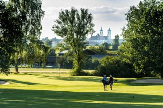 Zwei Golfer laufen auf dem Golfplatz in Ottobeuren zum nächsten Abschlag.