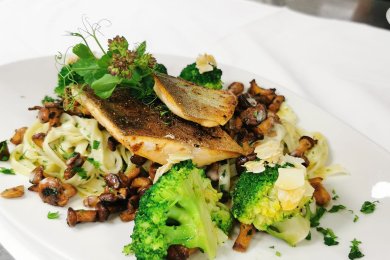 Gegrilltes Saiblingsfilet mit gebratenen Pfifferlingen