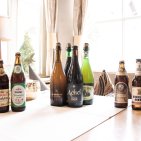 Verschiedene Biersorten stehen auf dem Tisch im Hotel Mohren.