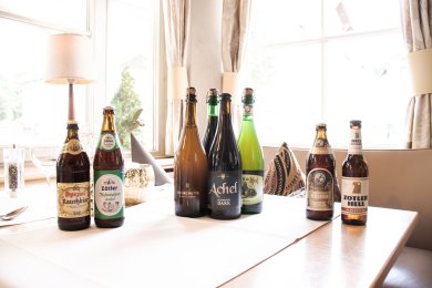 Verschiedene Biersorten stehen auf dem Tisch im Hotel Mohren.