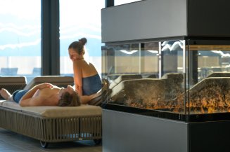 1656109 Im Kaminzimmer Zwei Personen in Kaminzimmer der Sauna Oberstdorf Therme.