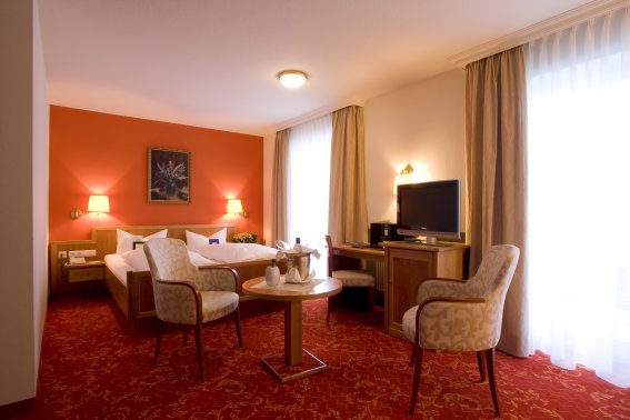 Kategorie B Doppelzimmer Wohnen Sie in großen komfortablen Mohren-Doppelzimmer der Kategorie B und erleben Sie traumhafte Tage in Oberstdorf.