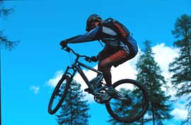 Biken Sie entlang der zahlreichen Trails rund um das Hotel Mohren.