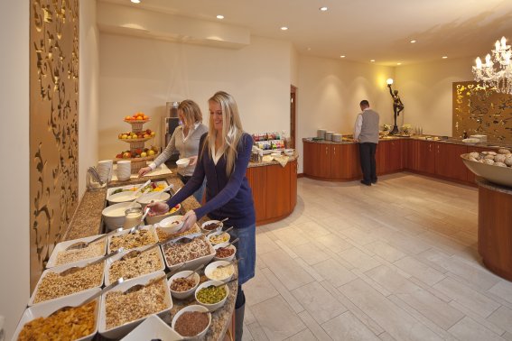 Ein guter Start in den Tag Genießen Sie das vielseitige Mohren-Frühstück im eleganten Frühstücksraum des Hotel Mohrens in Oberstdorf.