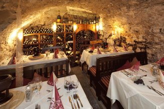 Treten Sie ein in die über 500 Jahre alten Gemäuer des Mohren Weinkellers. Erleben Sie die einzigartige Stimmung und genießen Sie einen gemütlichen Abend bei gutem Wein und leckerem Essen.