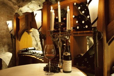 Treten Sie ein in die über 500 Jahre alten Gemäuer des Mohren Weinkellers. Erleben Sie die einzigartige Stimmung und genießen Sie einen gemütlichen Abend bei gutem Wein und leckerem Essen.
