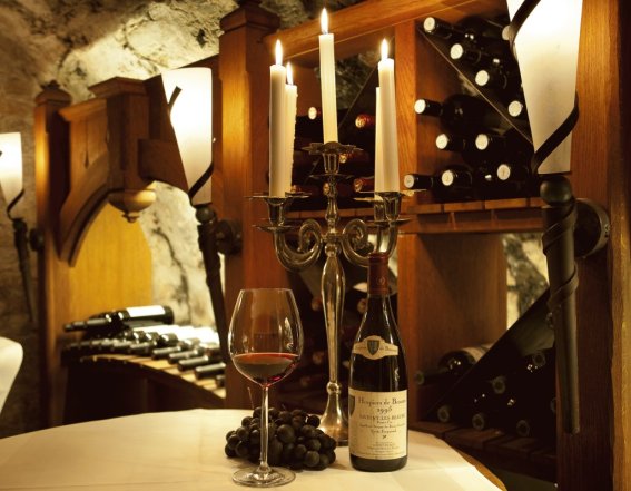 Treten Sie ein in die über 500 Jahre alten Gemäuer des Mohren Weinkellers. Erleben Sie die einzigartige Stimmung und genießen Sie einen gemütlichen Abend bei gutem Wein und leckerem Essen.
