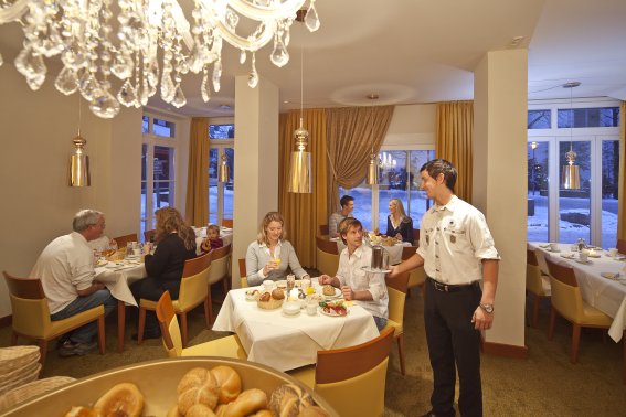 Frühstück Genießen Sie das vielseitige Mohren-Frühstück im eleganten Frühstücksraum des Hotel Mohrens in Oberstdorf.