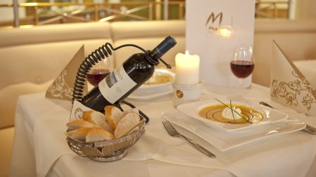 Mohren Restaurant Im Mohren Restaurant im Hotel Mohren erleben Sie puren Genuss in allen Facetten: Vom Familienfrühstück, über die Mittags-Brotzeit bis zum 6-Gang Galamenü.