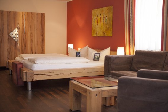 Stilvolle Vollholz-Möbel und ein freundliches Zimmer warten auf Sie!